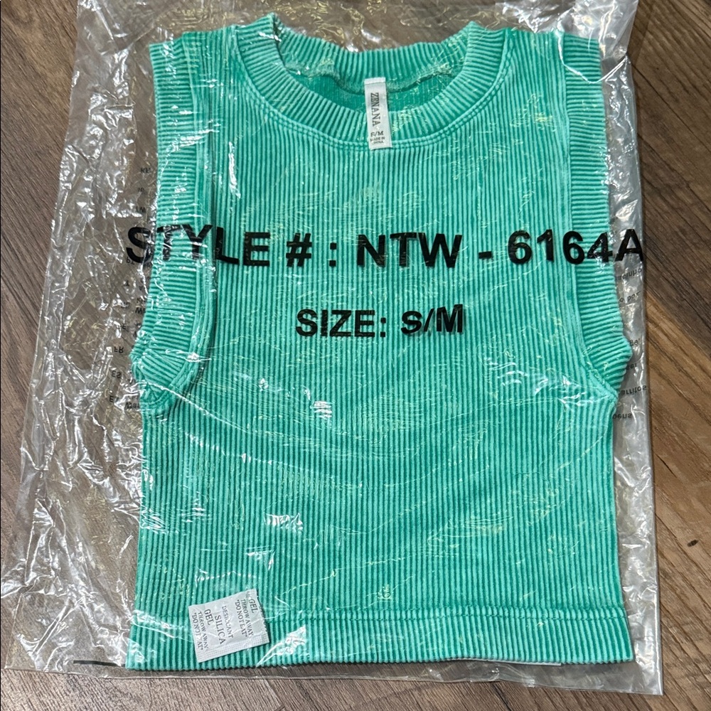 Zenana Ribbed Crop Tank Top in Kelly Green S/M